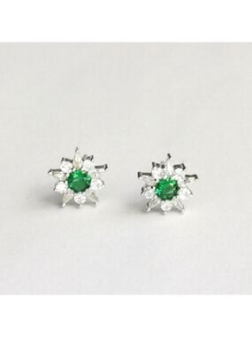 Small flower stud earrings Emerald and White Topaz